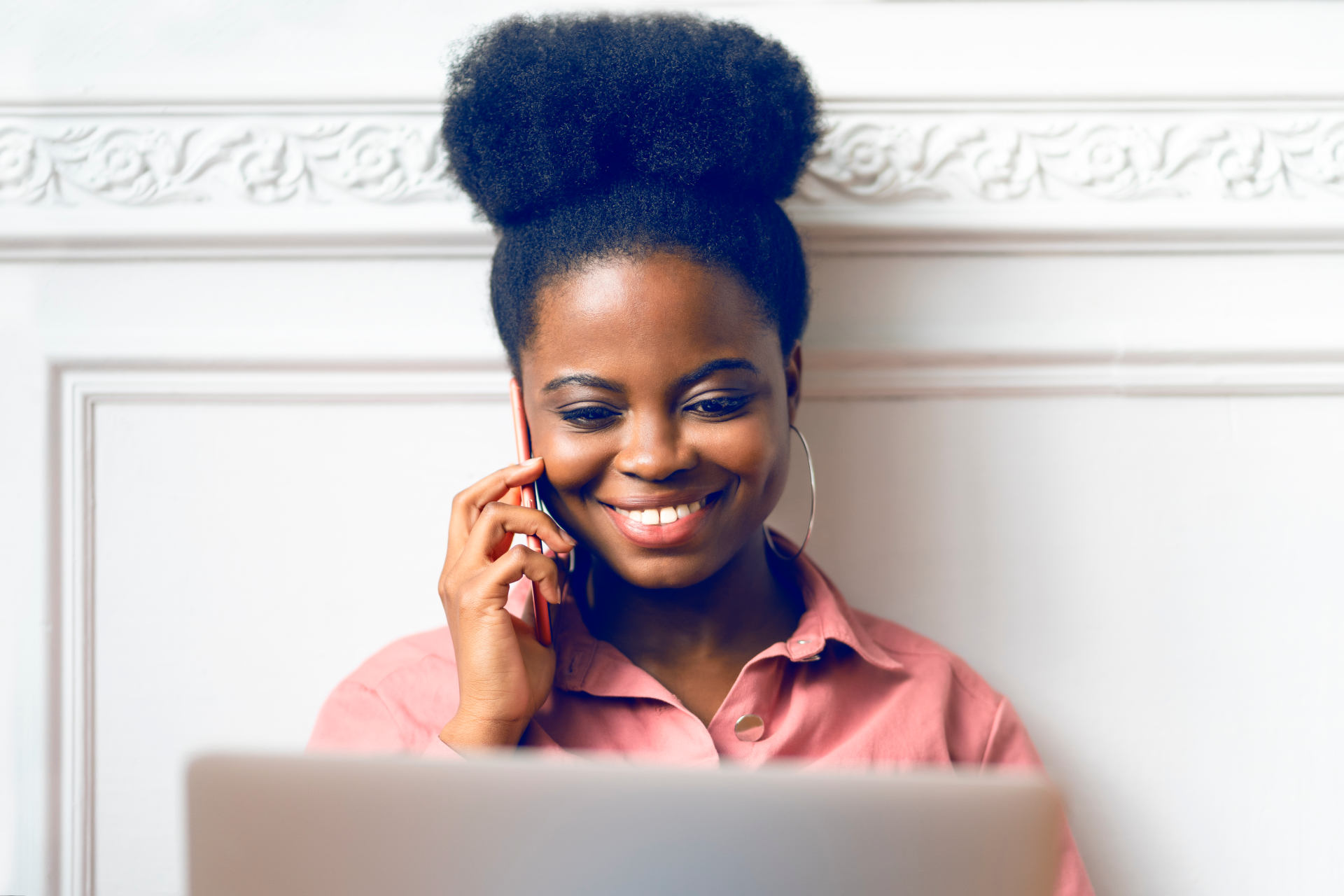 Femme souriante passant un appel