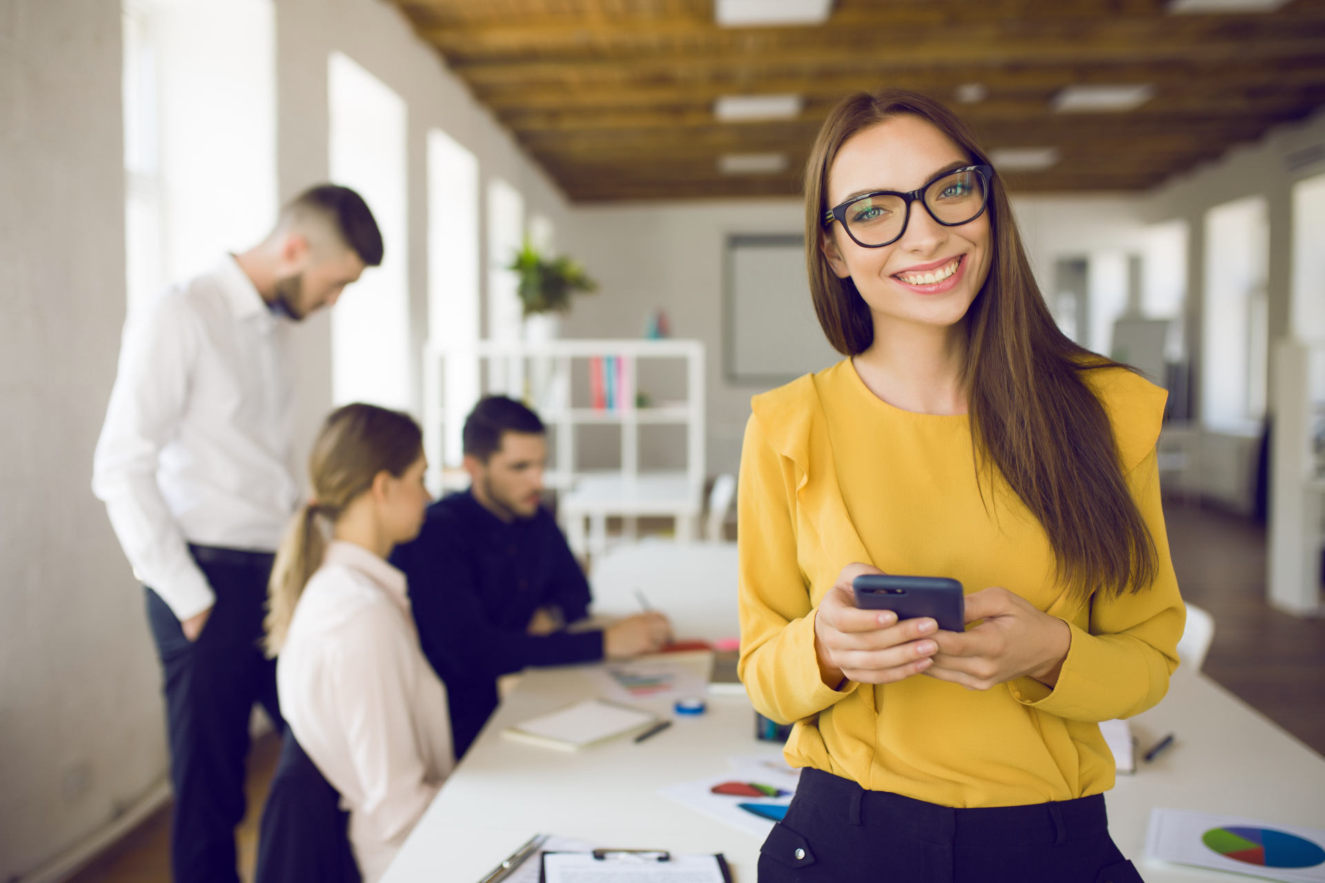 Responsable des ressources humaines, souriante, dans un bureau professionnel.